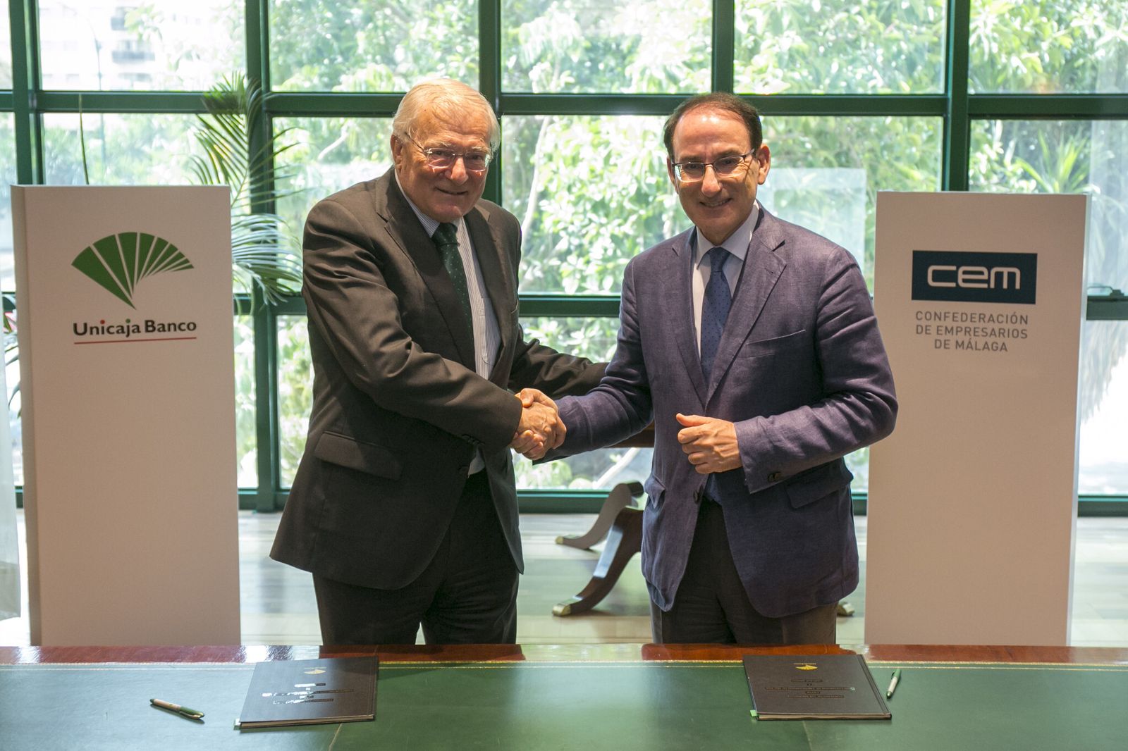 Firma del convenio entre Unicaja Banco y la CEM.