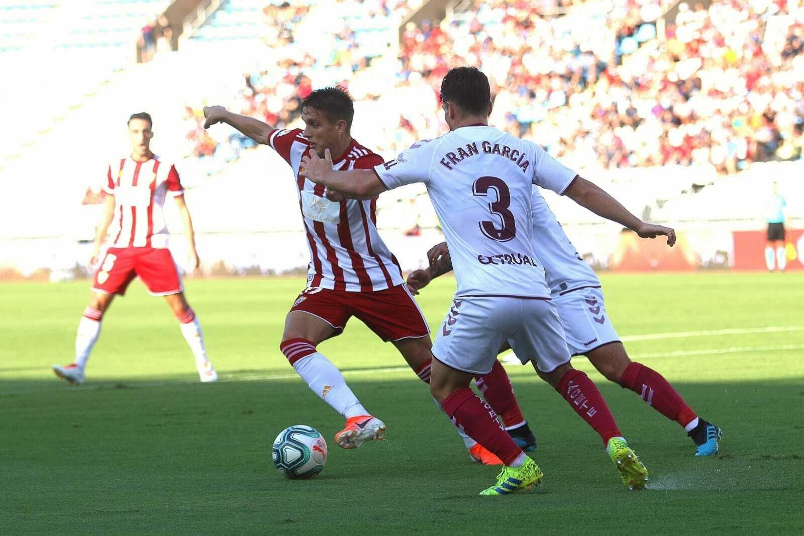 Corpas trata de marcharse.