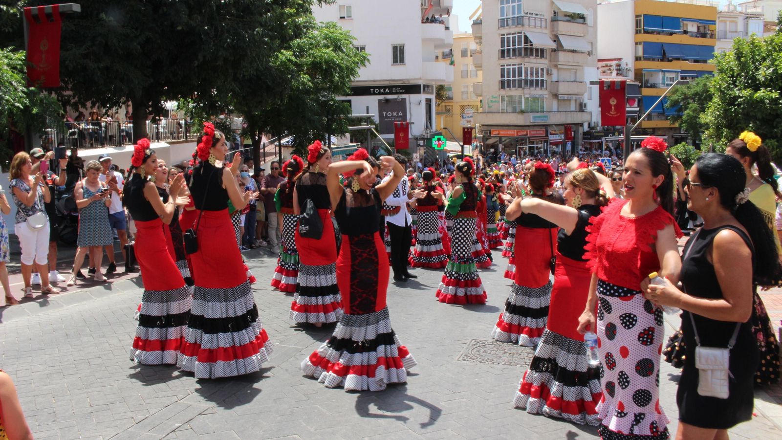 Las academias de baile han encabezado la marcha procesional.