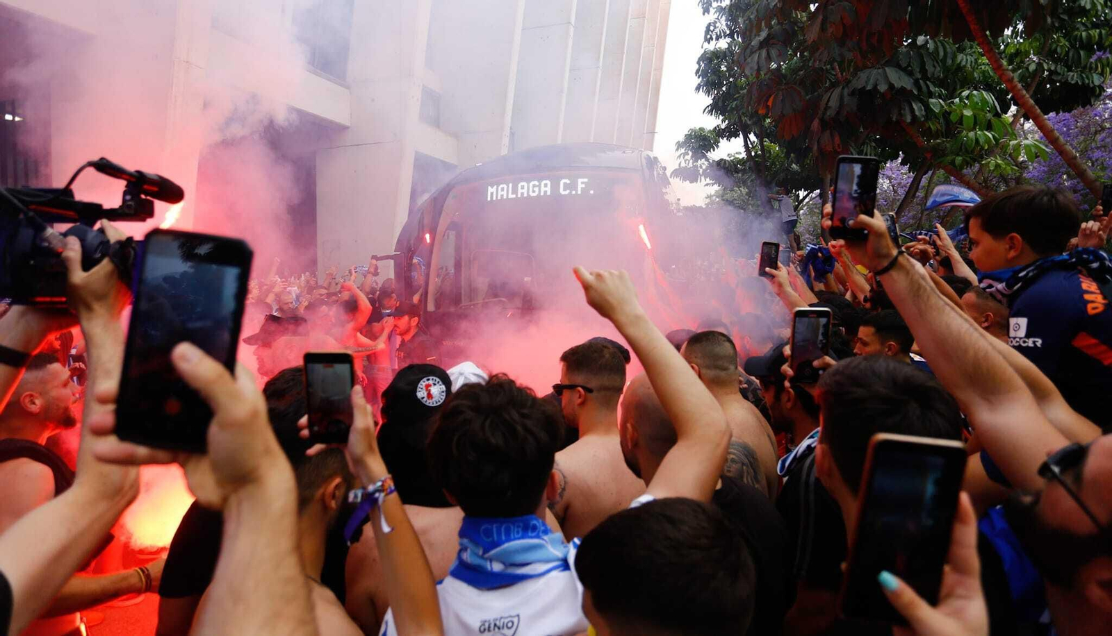 Las fotos del recibimiento de la afición antes del Málaga CF-Burgos Las fotos del recibimiento de la afición antes del Málaga CF-Burgos