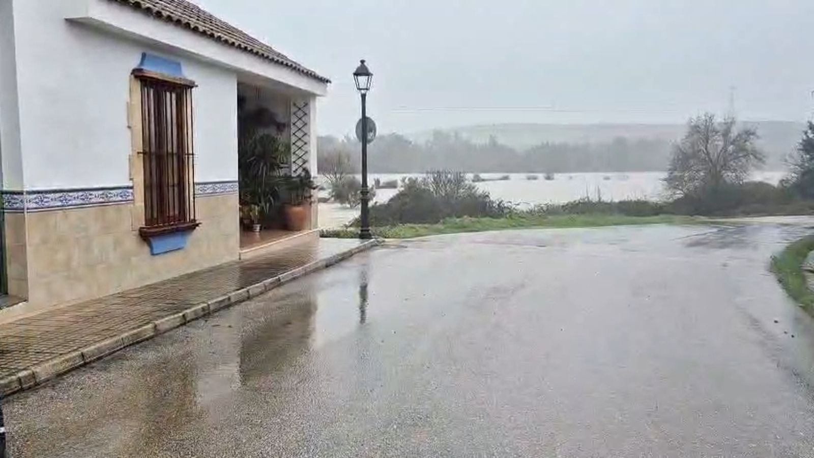 250 desalojados en La Pedrosa, pedanía de Arcos, por la crecida del Guadalete