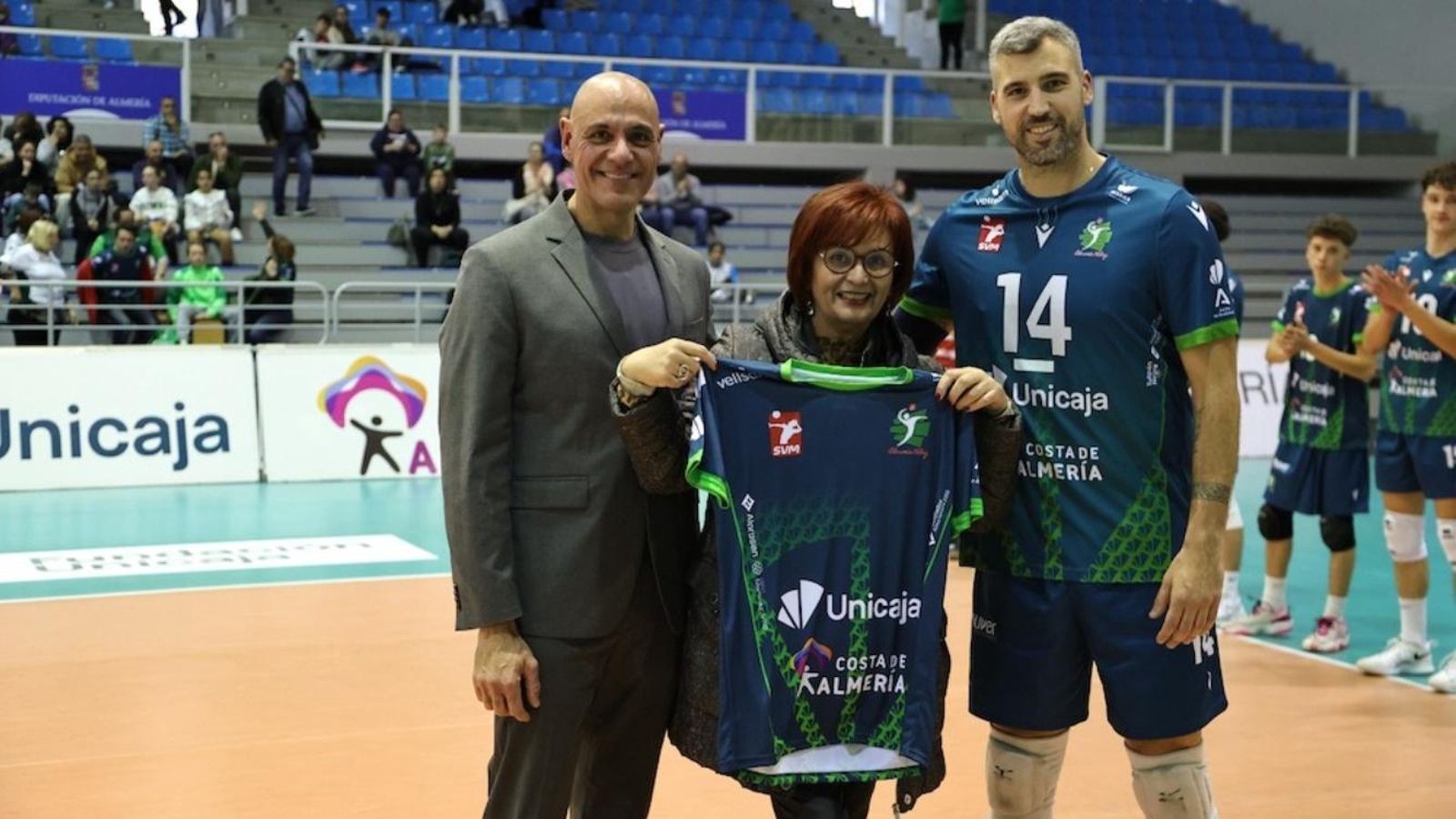 Alfredo Cortés y el capitán Borja Ruiz le hicieron entrega de una camiseta a Manzanares.