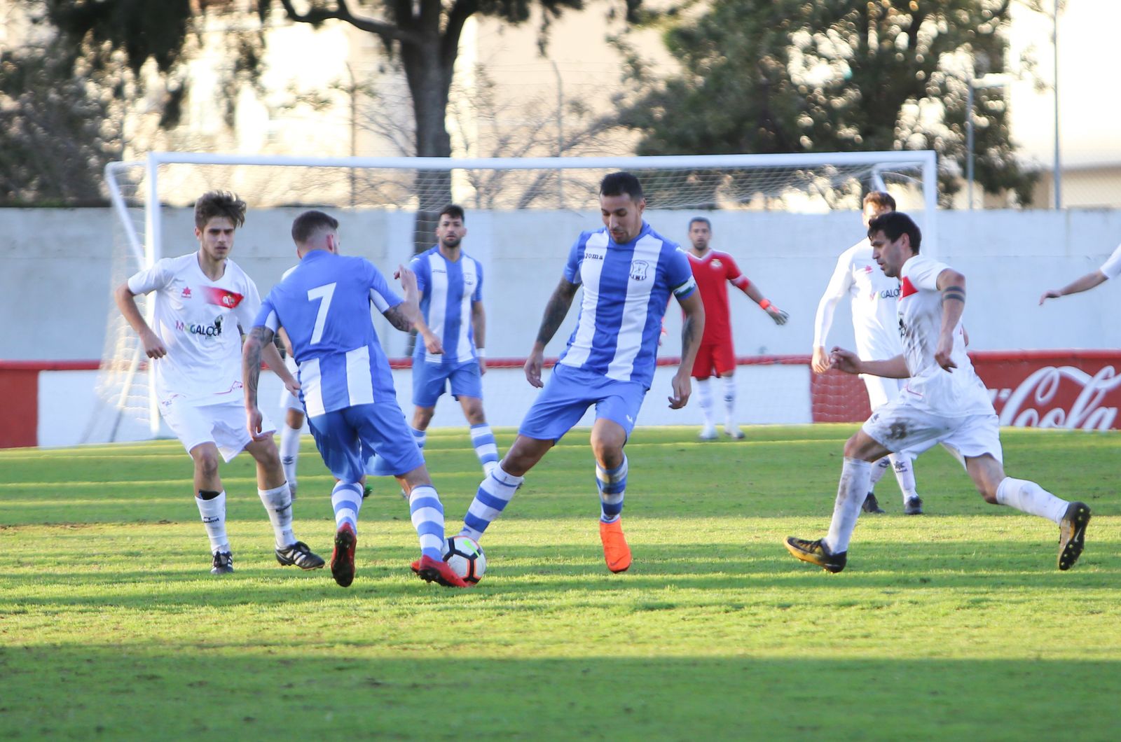 Rober (7) y Dani Castro, durante el partido en el Municipal de Chiclana.