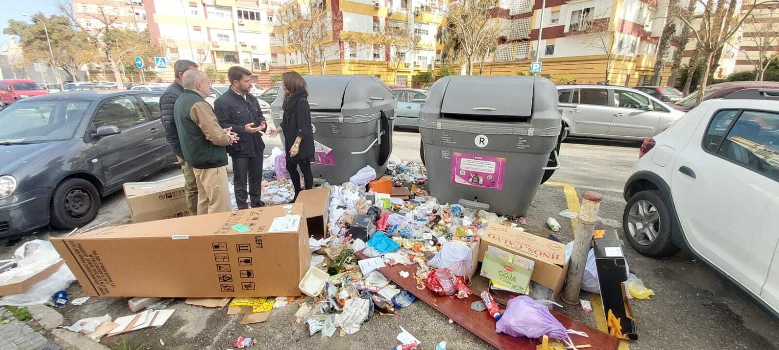 El portavoz del PP en Sevilla, Beltrán Pérez, rodeado de basura junto a varios contenedores en la zona.
