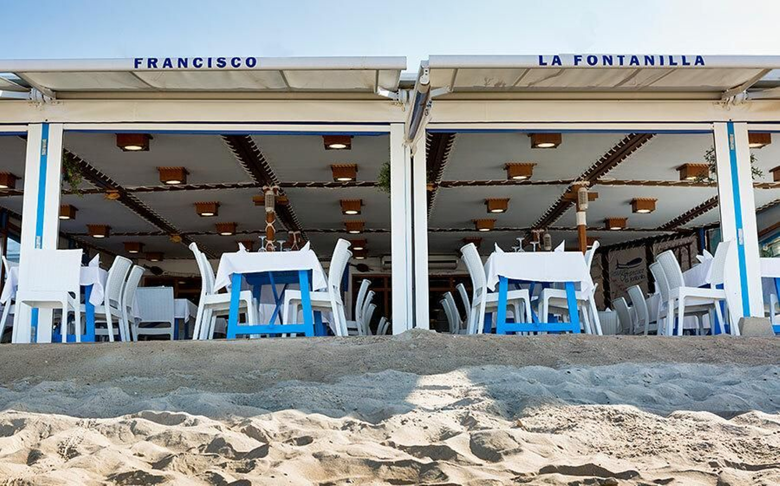 Francisco La Fontanilla. Francisco la Fontanilla está ubicado en una de las mejores playas de la costa gaditana, en Conil. Allí este restaurante se levanta, como un balcón sin ventanas, donde la brisa y el rumor del mar, se cuelan hasta sus fogones, marcando el carácter de una cocina que reluce más aún con la llegada de los reyes de los mares de Cádiz: los atunes. Dirección: Camino de la Fontanilla. Conil de la Frontera. Reservas: 956 440 802. Horario: Abierto todos los días de la semana de 12:30 a 17:00 y de 18:30 a 23:45, excepto los martes que cierran, salvo en julio y agosto que no cierran ningún día