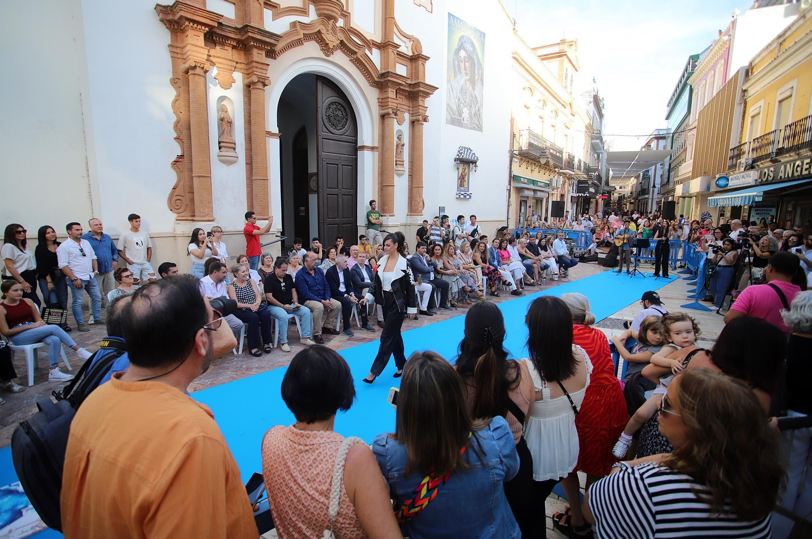 Imágenes de Huelva en blanco y azul, la noche del comercio