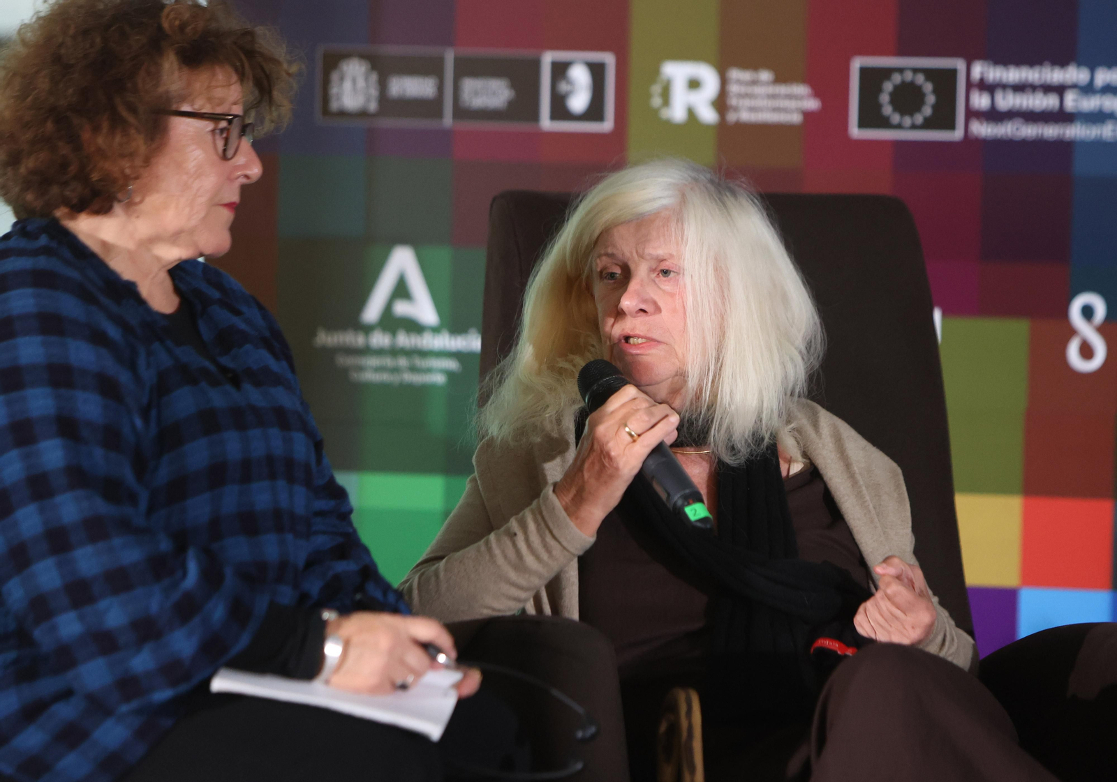 Catherine Breillat, a la derecha, acompañada de la intérprete y traductora Mercedes Atienza, ayer en el Antiquarium.
