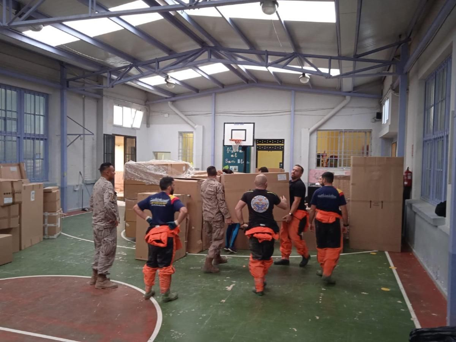 El trabajo incansable de los militares gaditanos en Valencia