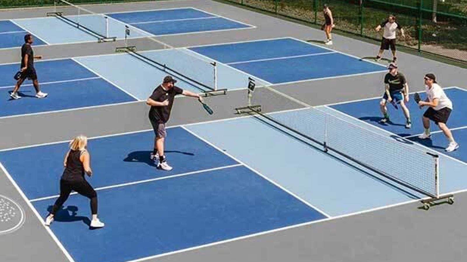 Una imagen de una pista de pickleball.