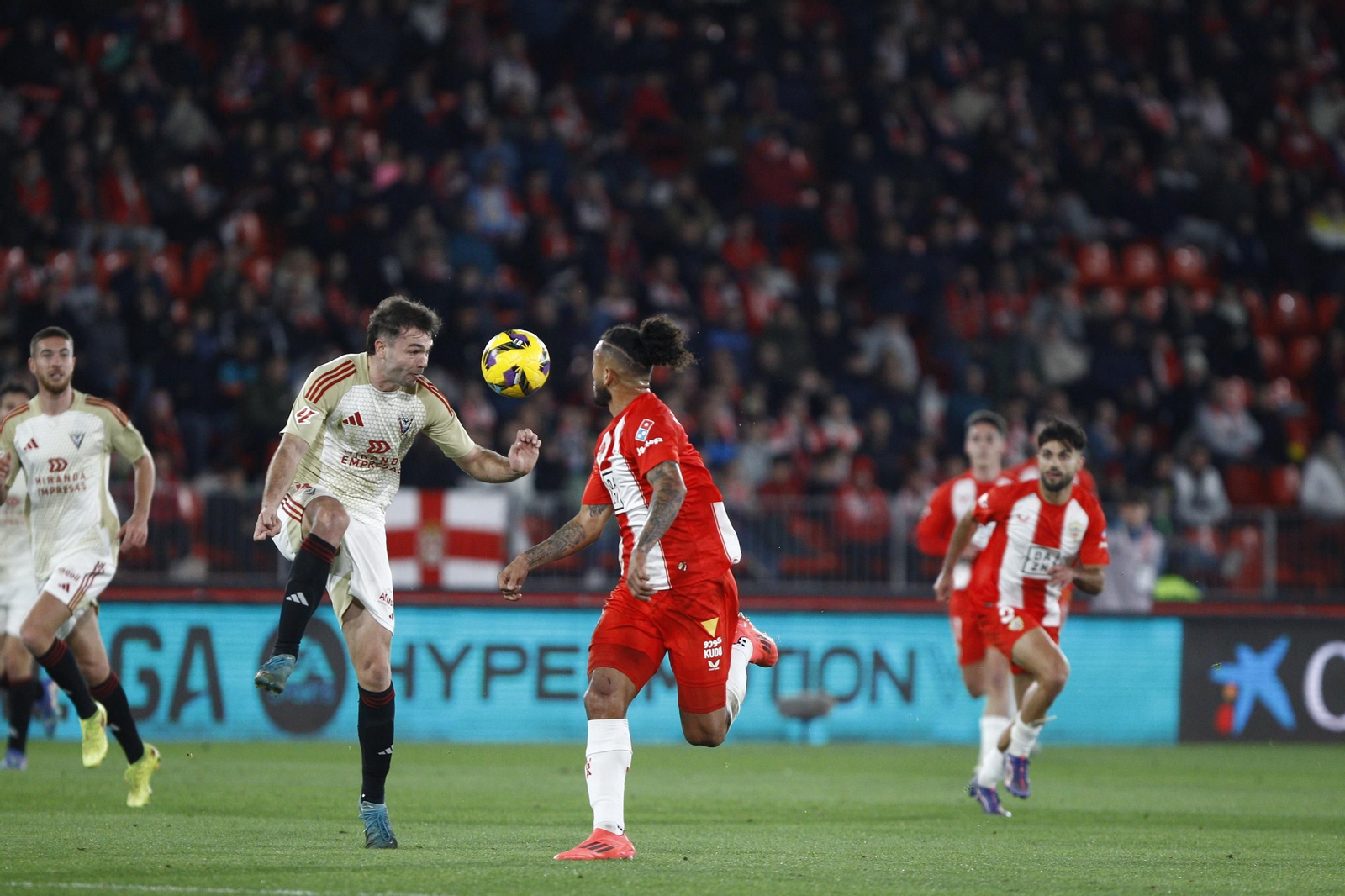La U.D. Almería se impone por 1-0 al C.D. Mirandés y alcanza la segunda plaza, en imágenes