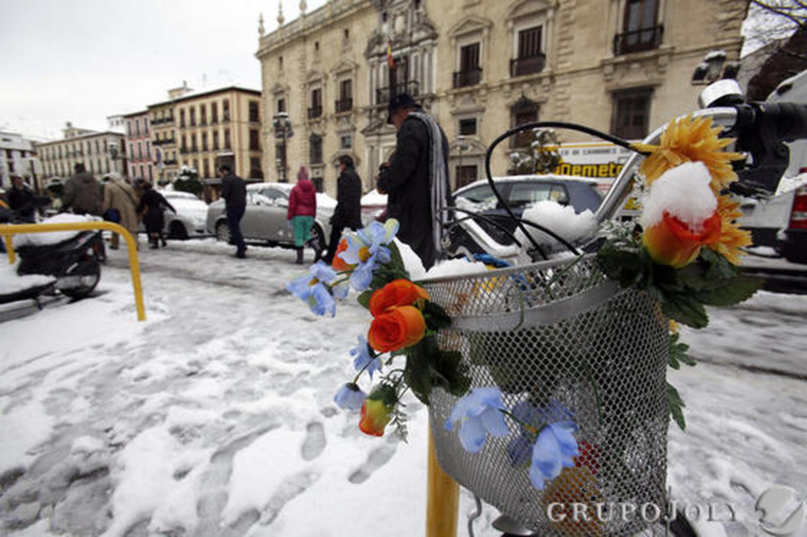 La nieve blanqueó la ciudad en la festividad del 28-F y provocó hasta 200 incidencias.

Foto: Lucia Rivas