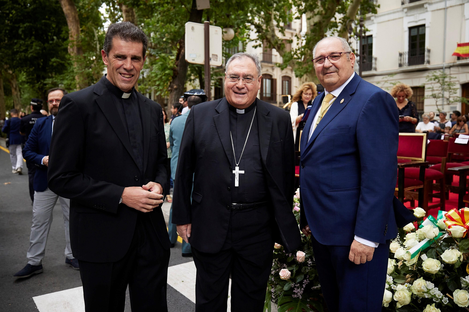 Granada se vuelca con la ofrenda floral en la Basílica de la Virgen de las Angustias