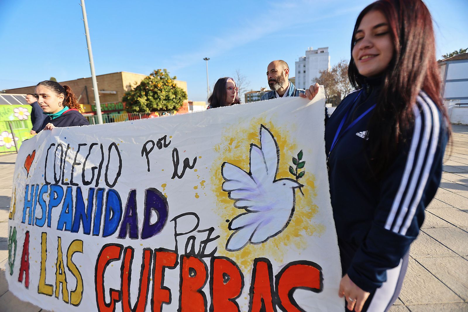 Imágenes del acto del Día a la No Violencia y la Paz del Colegio La Hispanidad