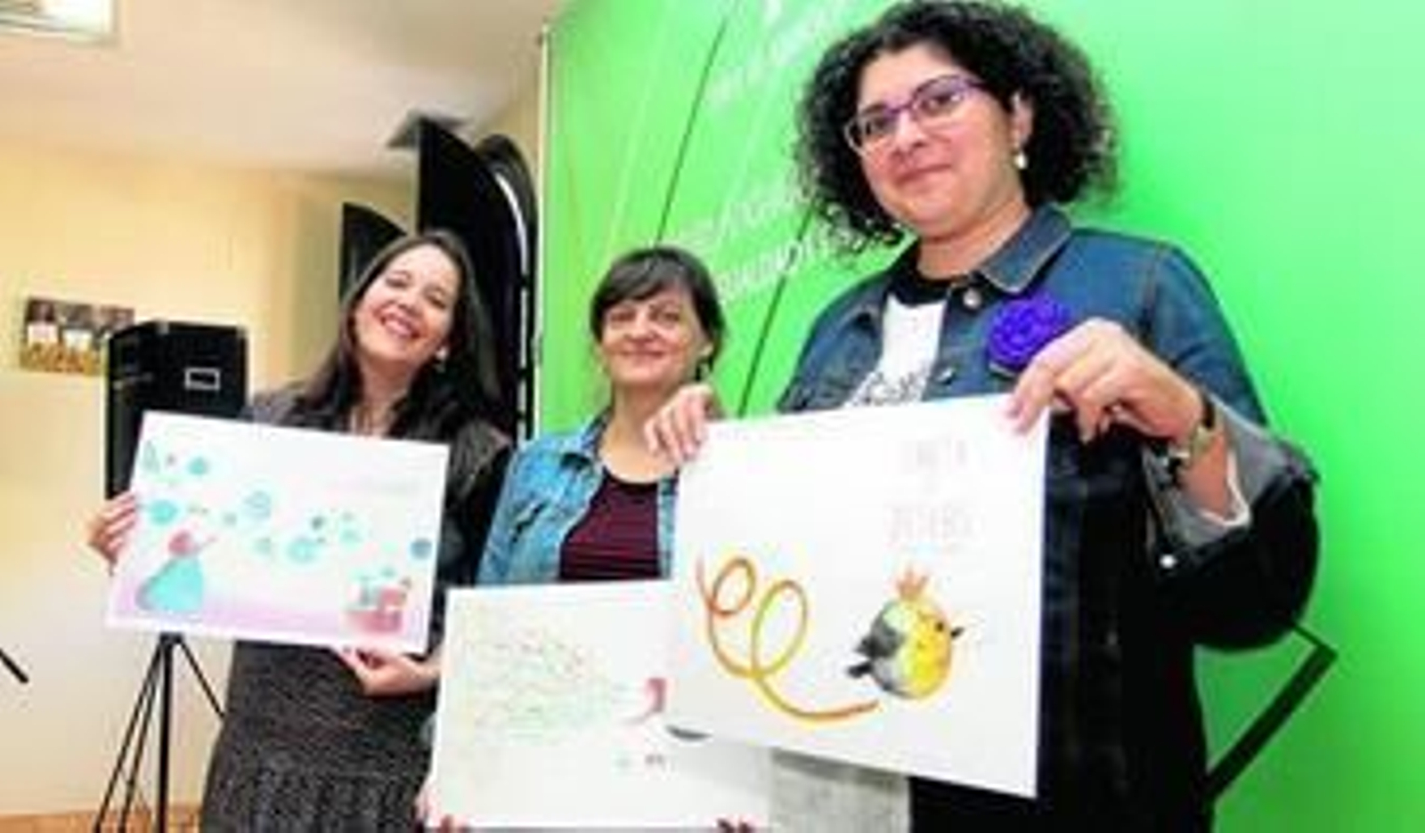 1. Las autoras, la escritora Teresa Suárez y la ilustradora Francisca Alonso, junto a la coordinadora provincial del Instituto Andaluz de la Mujer, Eva Salazar, mostrando algunas de las páginas de la publicación ayer, durante la presentación del cuento ilustrado Carta de Deseos, en el Centro Provincial de la Mujer. 2. Francisca Alonso y Teresa Suárez con la portada del cuento . 3,4 y 5. Algunas de las páginas e ilustraciones del libro.