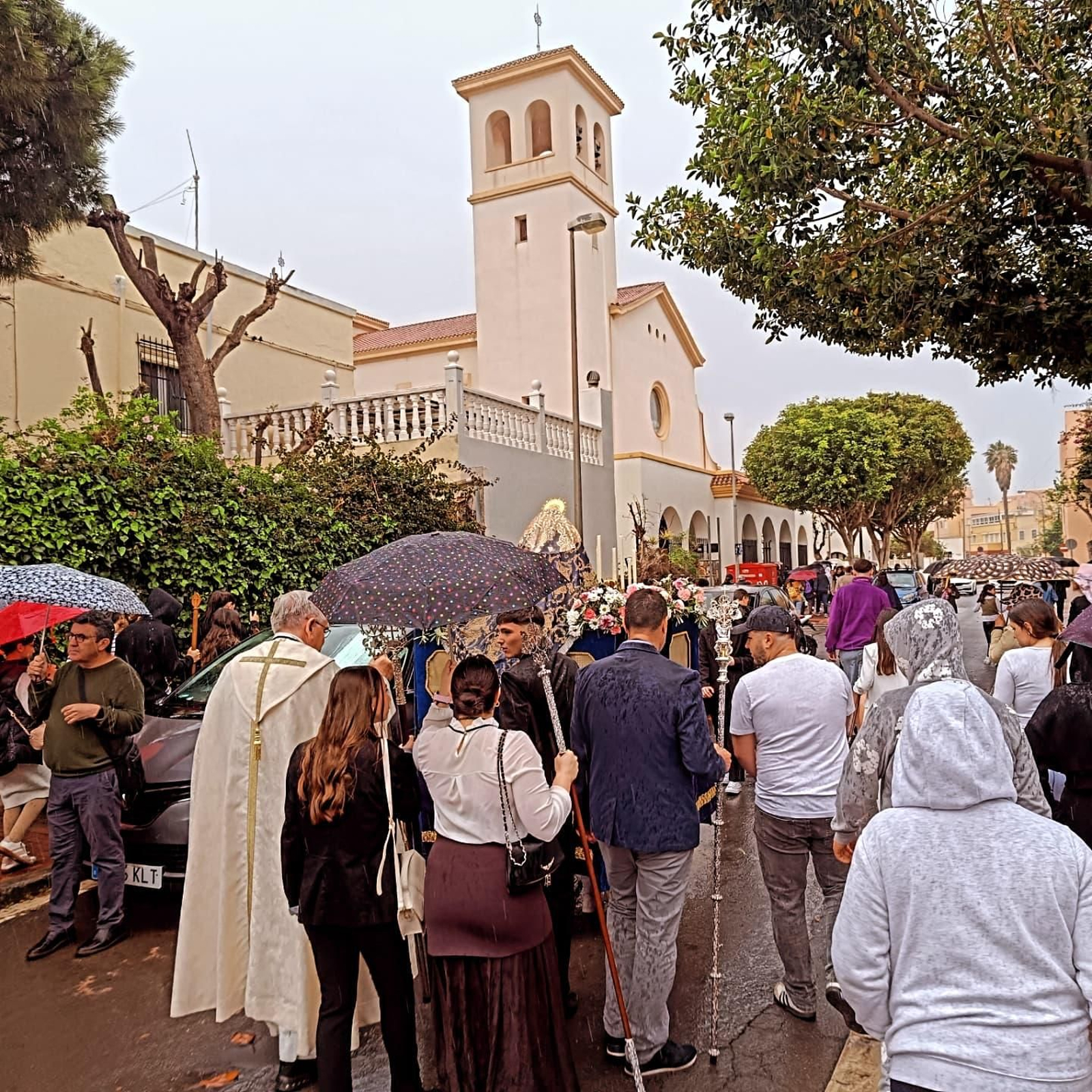 La lluvia interrumpe la procesión infantil de Ciudad Jardín de Almería, en imágenes