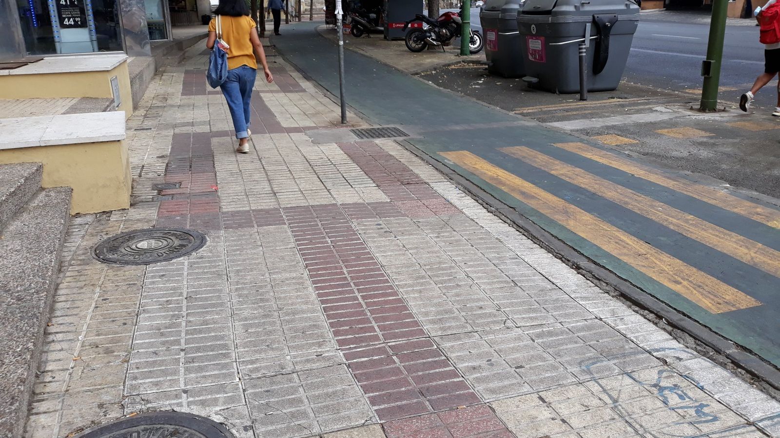 La suciedad del acerado de Capuchinos el lunes 13 de septiembre.