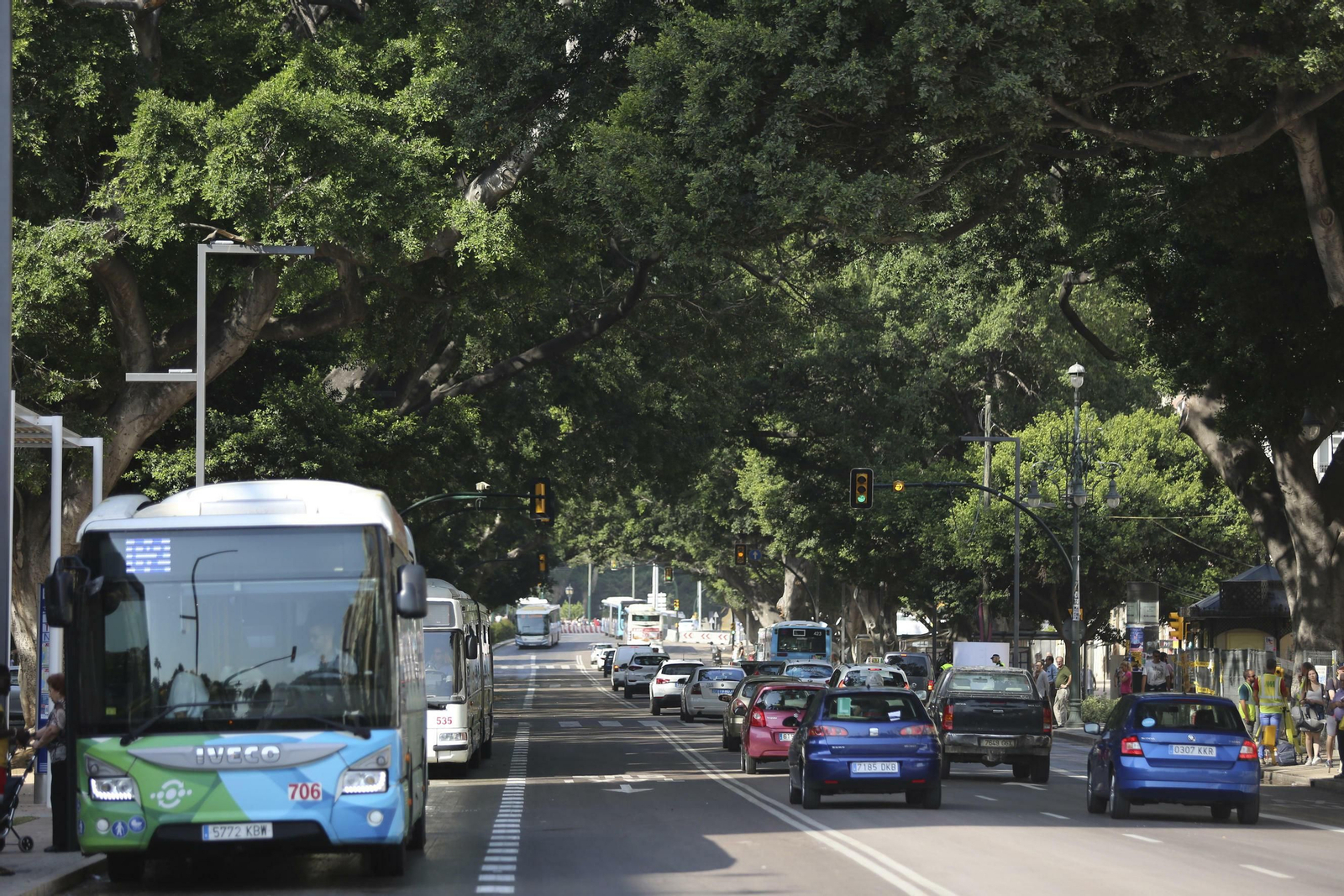 Varios autobuses urbanos a su paso por el eje central de la Alameda Principal.