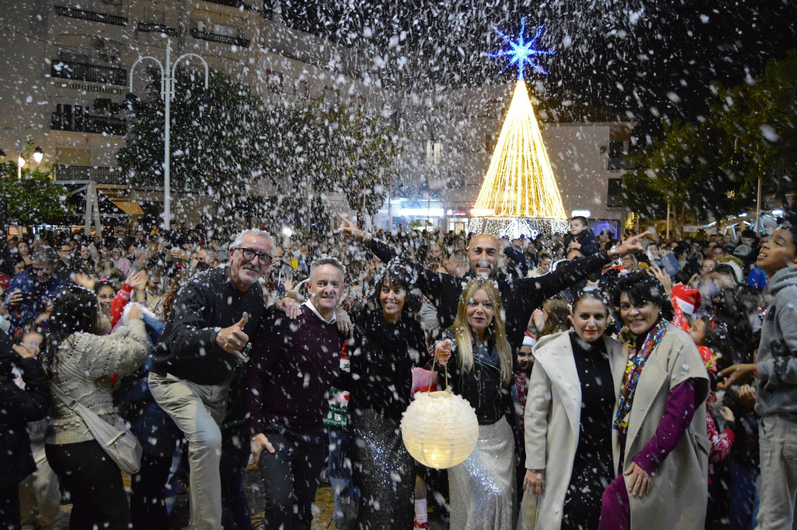 La alcaldesa de San Juan del Puerto, Rocío Cárdenas, y equipo de gobierno bajo la nevada.