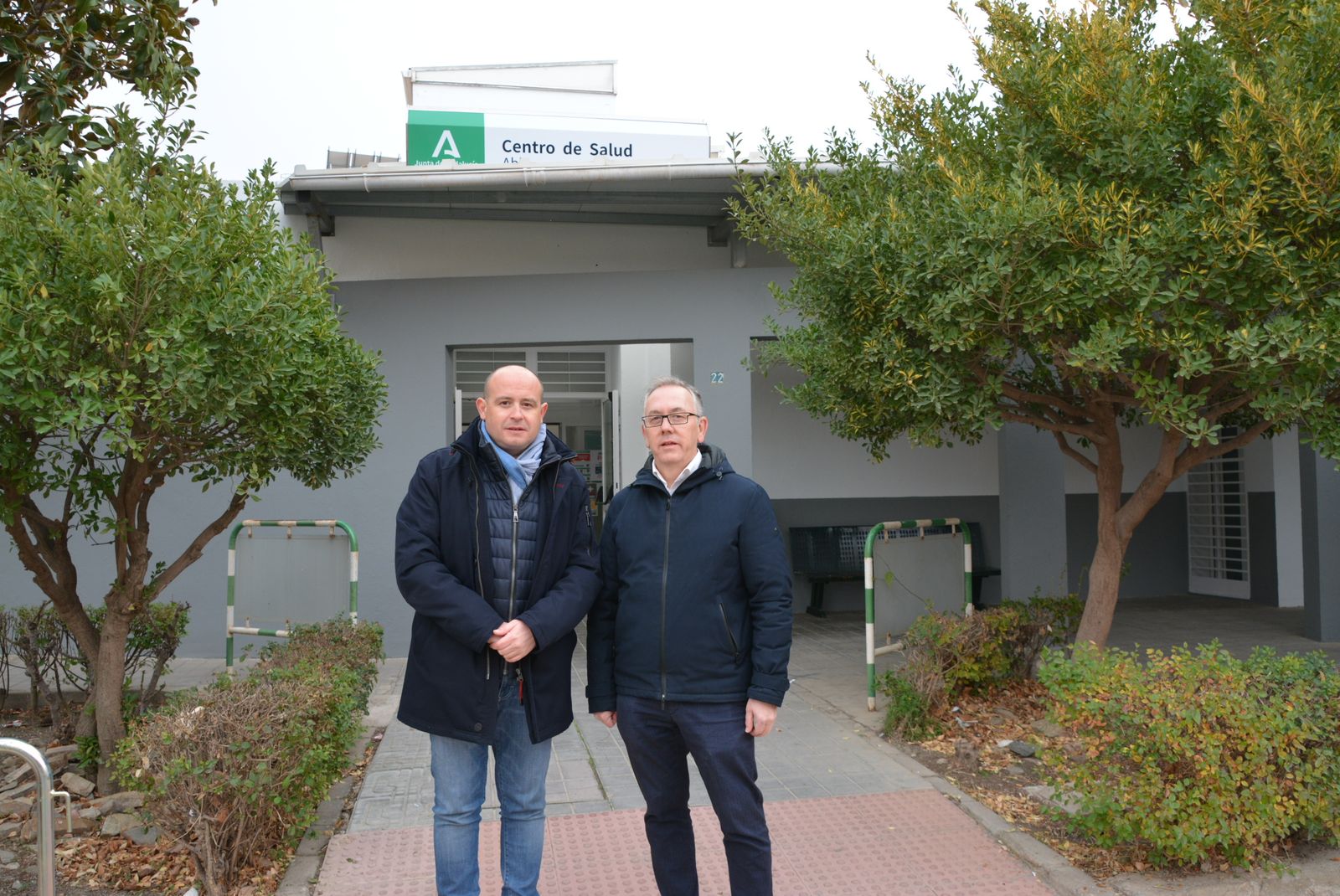 Dirigentes del PSO junto al centro de salud de Abla.