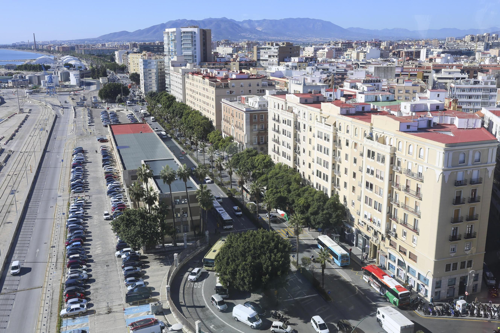 Vista de la avenida Manuel  Agustín Heredia y de los terrenos portuarios.
