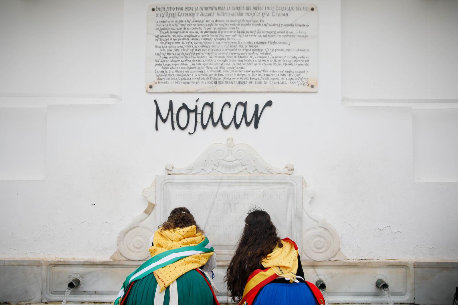 La Subida del Agua de las fiestas de Mojácar, en imágenes