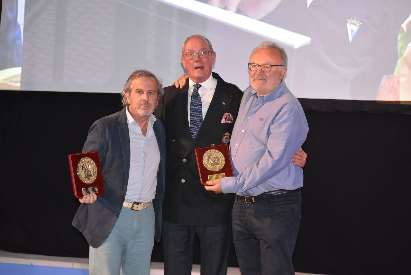 Fito Carreto y Willy Doña recogieron el reconocimiento de la Federación Andaluza de Vela de manos de José María Escribano.