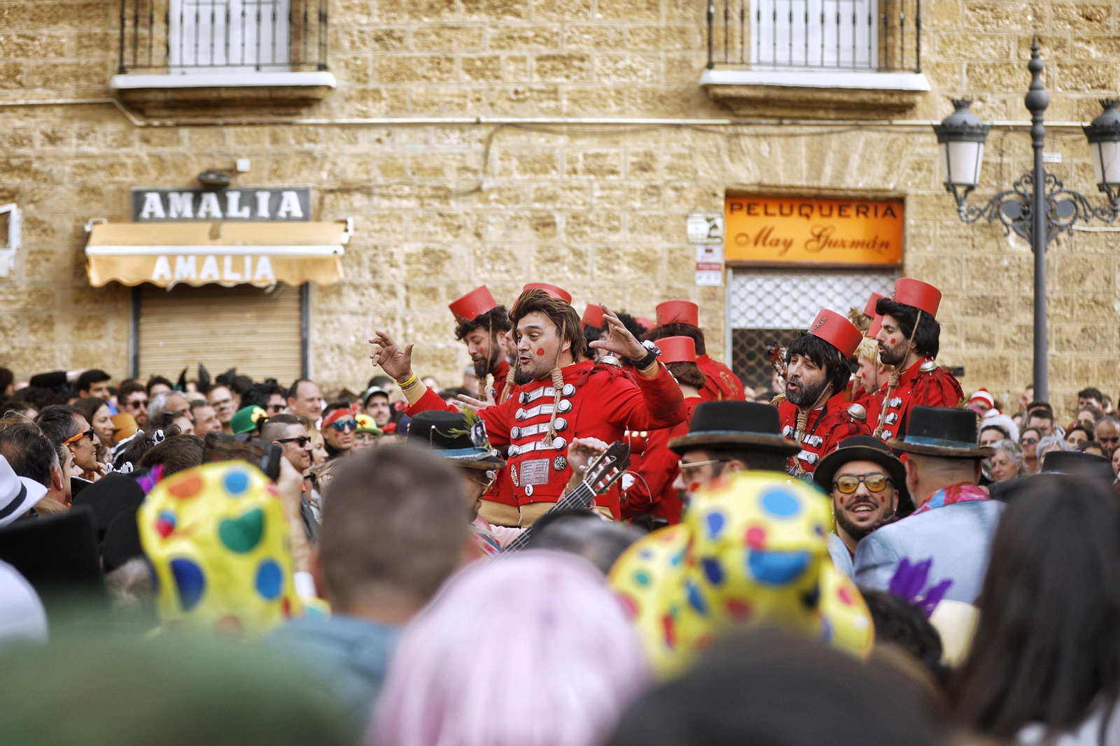 Carnaval de Cádiz 2023: Un sábado de batalla de coplas, en imágenes