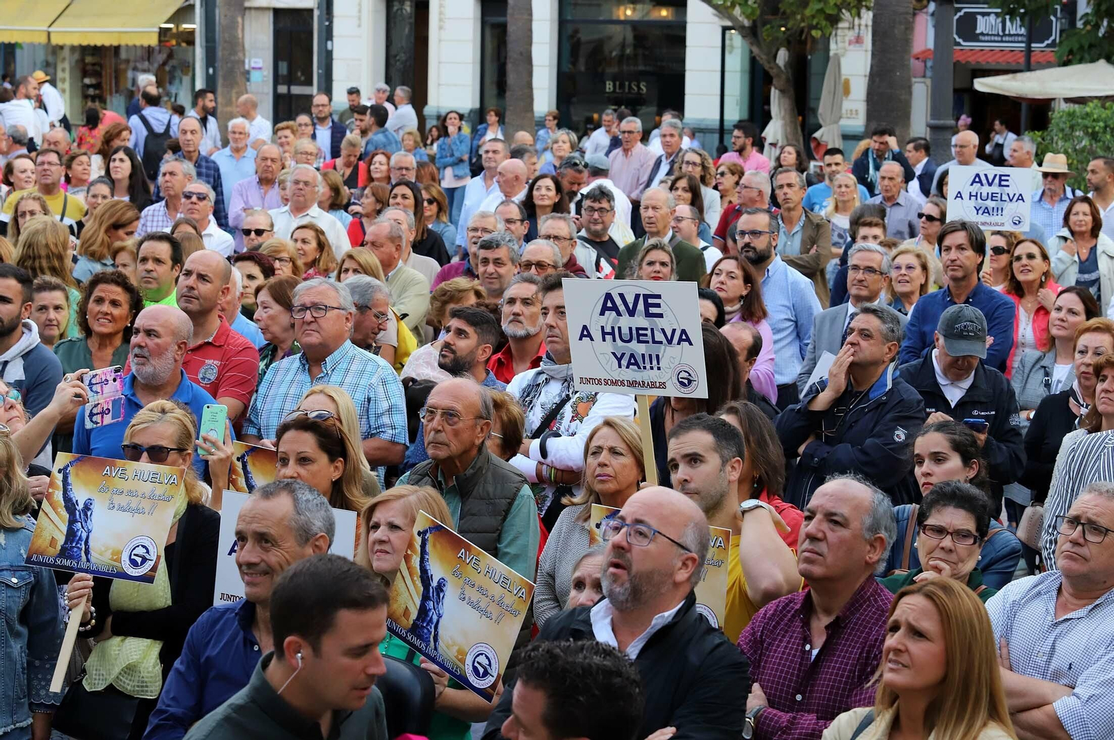Imágenes de la concentración en defensa de la llegada del AVE a Huelva