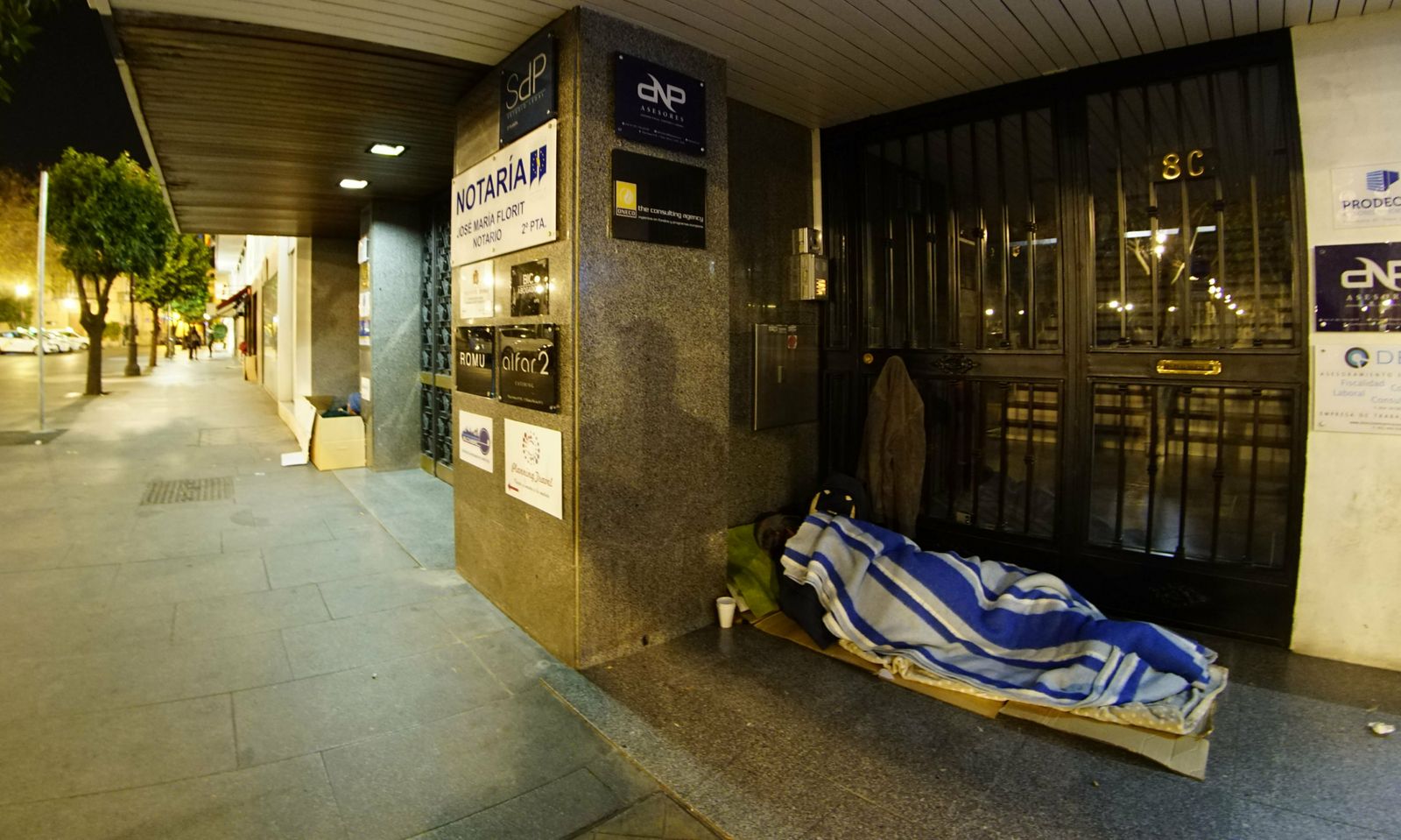 Un indigente en un portal de la Plaza Nueva