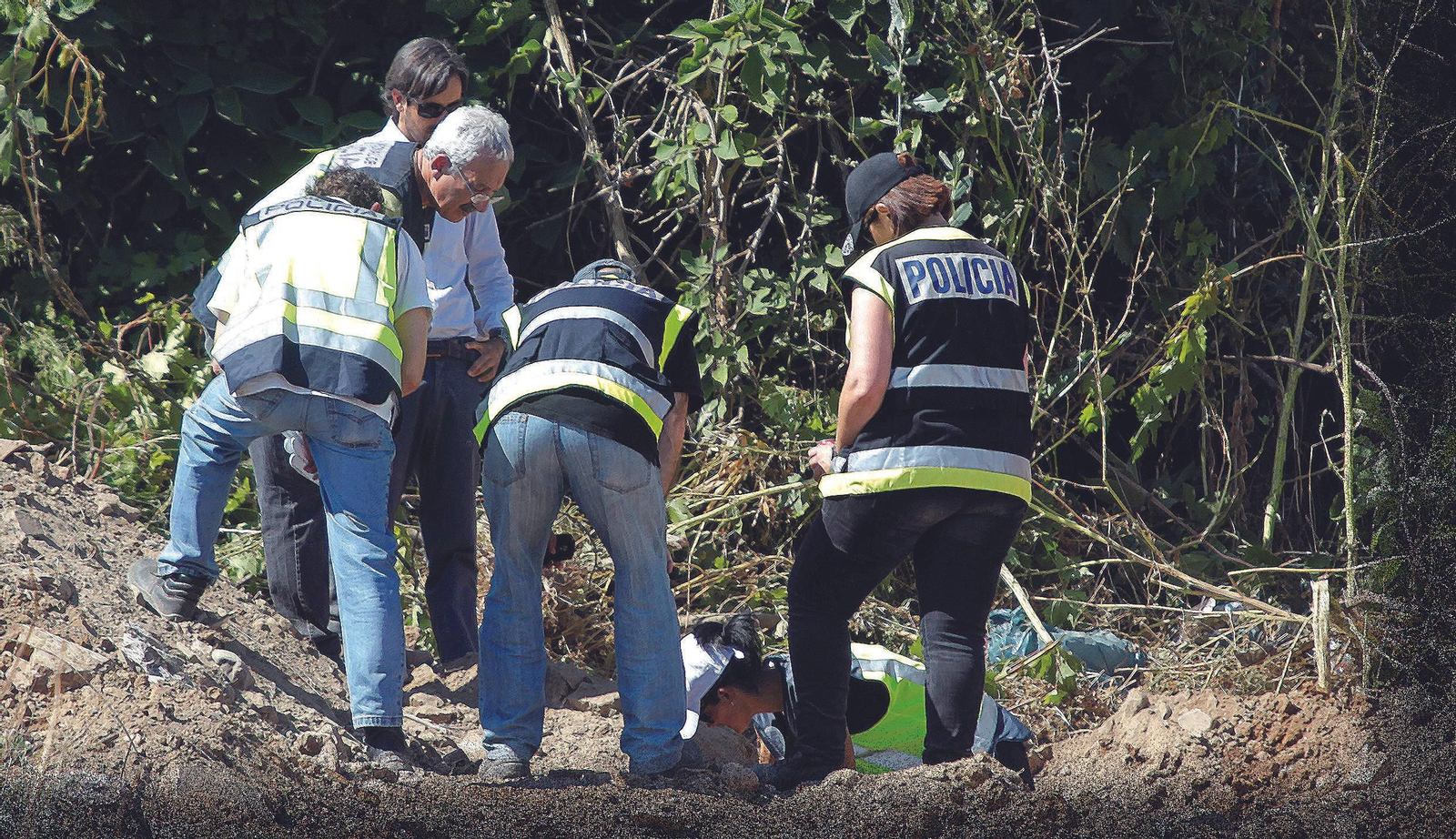 Varios agentes de la Policía Nacional en uno de los rastreos en la finca Majaloba.