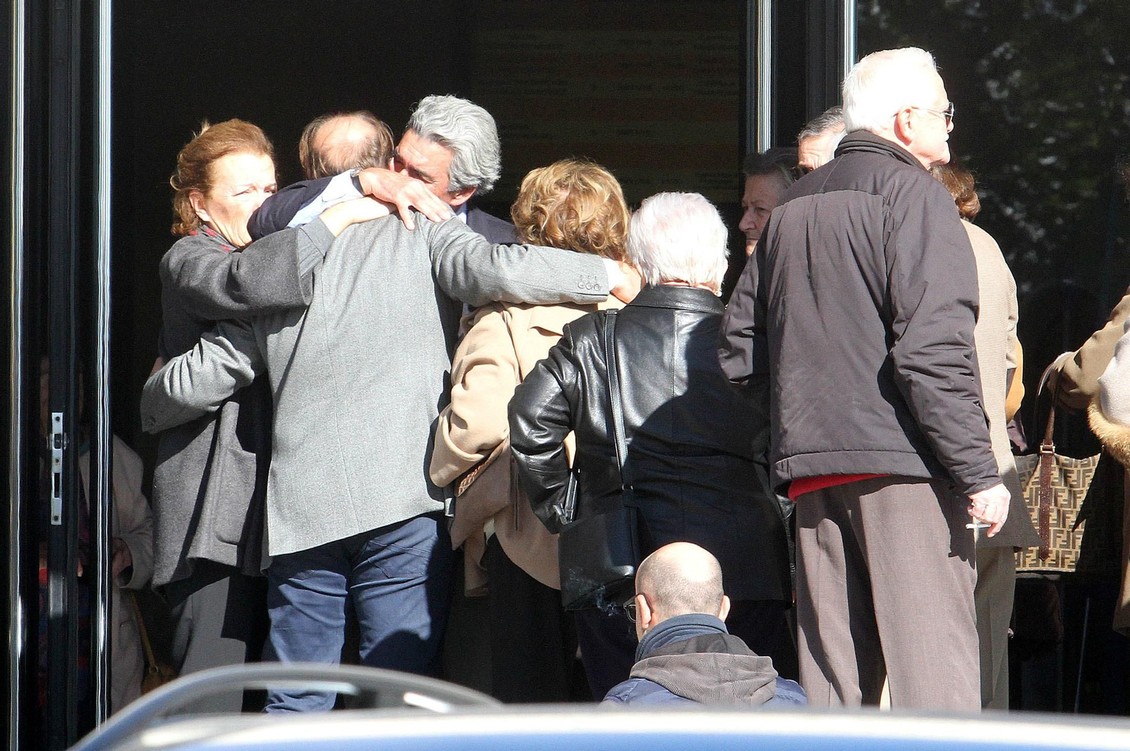 Condolencias a la familia García Palacios durante la mañana en el tanatorio, en imágenes