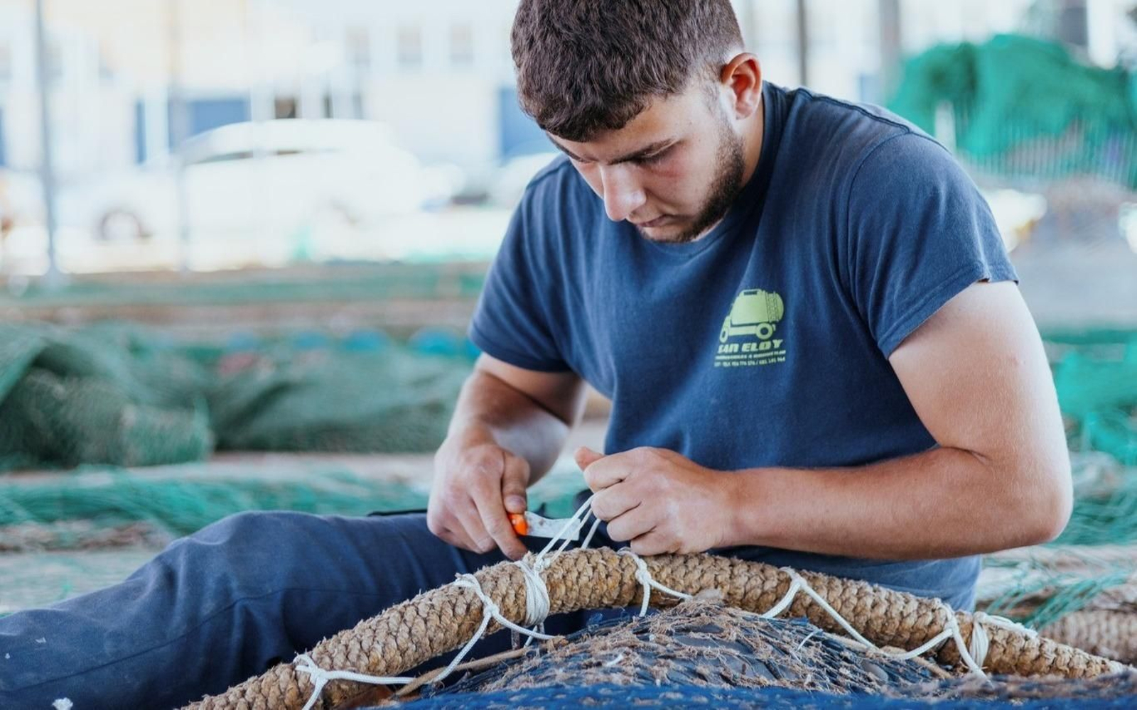 Un joven redero de Sanlúcar, mientras trabaja, en el puerto Bonanza.