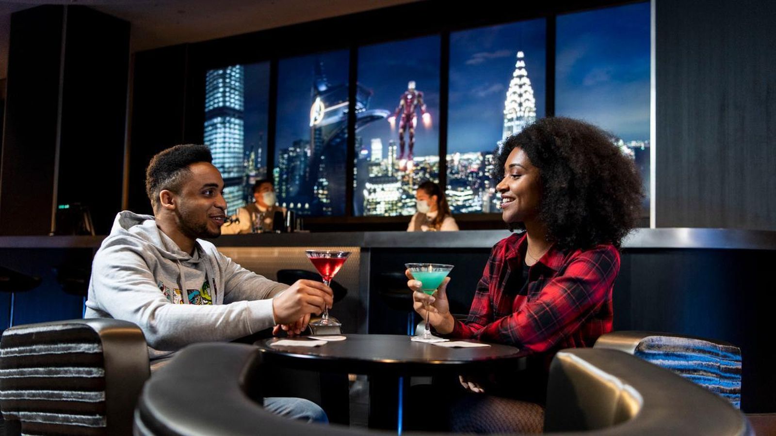 Dos clientes toman una copa en uno de los bares del hotel de Marvel.