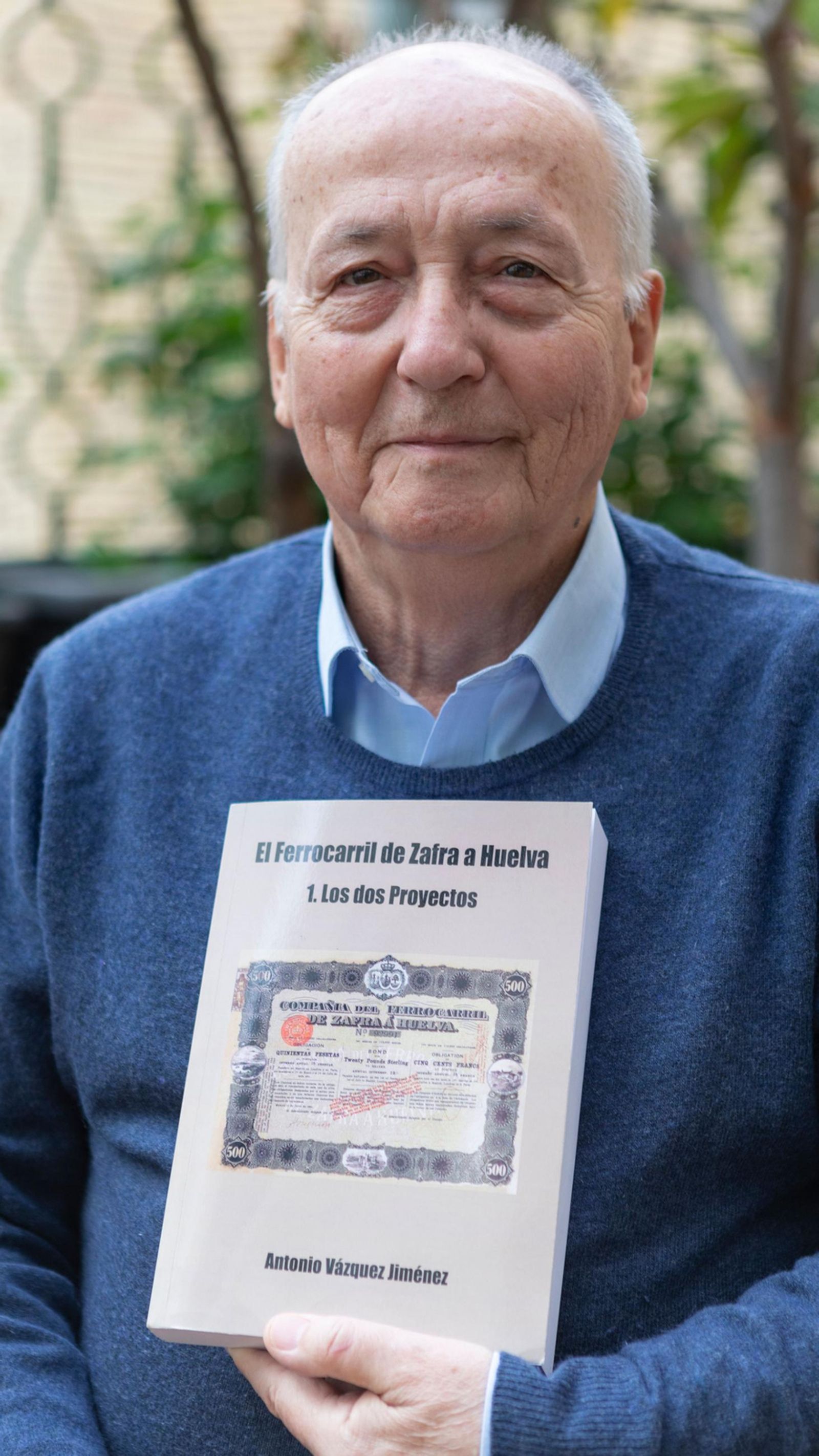 Antonio Vázquez Jiménez con uno de sus libros dedicados a la Zafra Huelva.