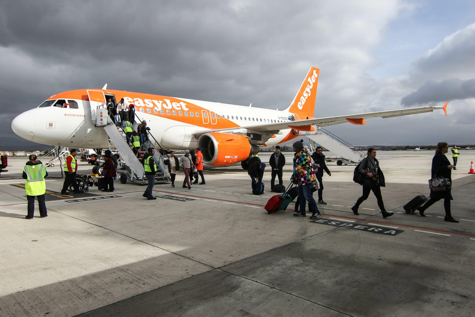 Un Airbus de EasyJet descarga pasajeros en el Aeropuerto de Granada