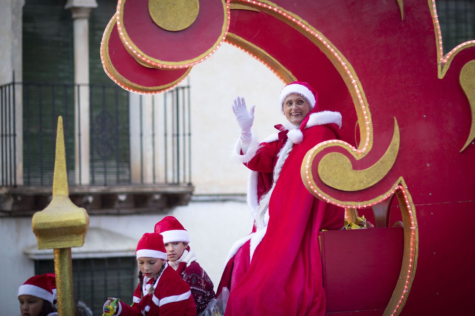 Única en España: las mejores imágenes de la cabalgata con 200 Mamá Noel en Otura