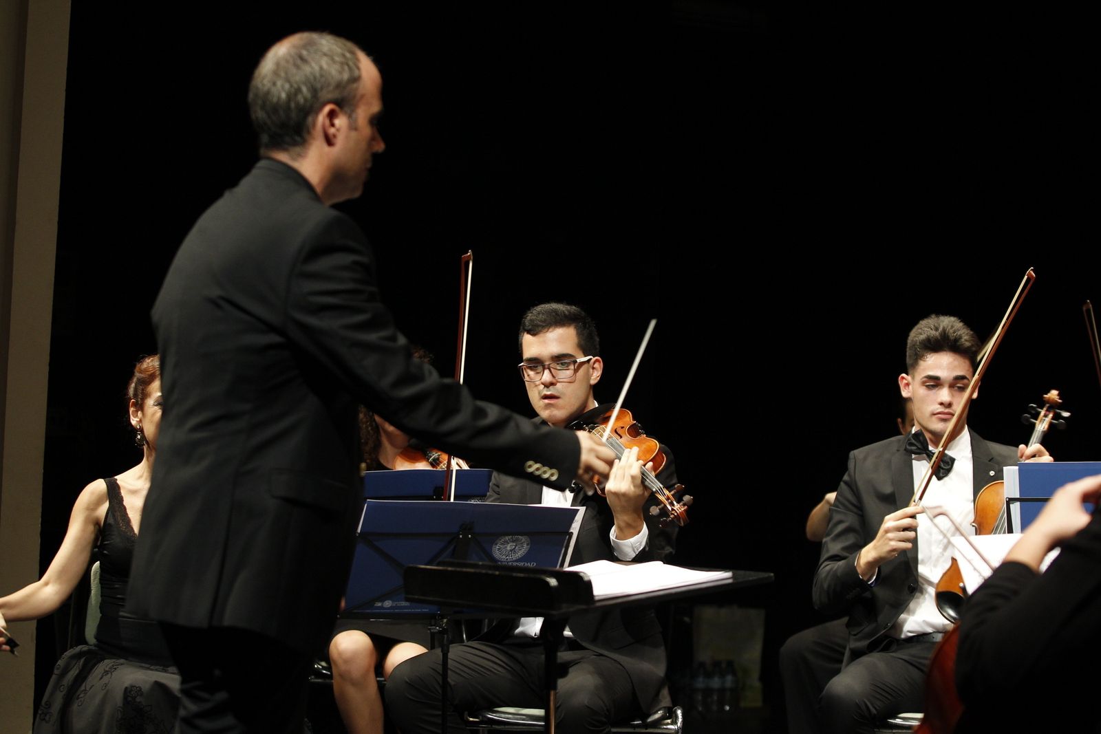 Juan José Navarro dirigiendo a la Orquesta de Cámara de la Universidad de Almería.
