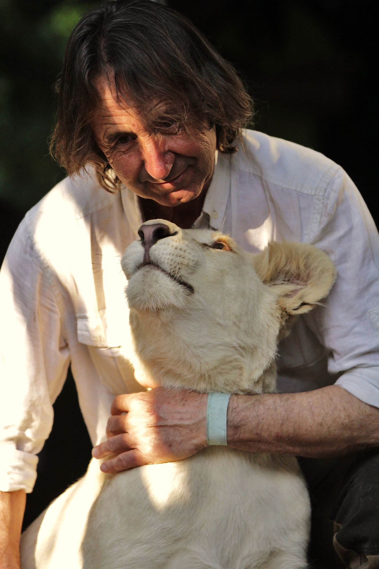 Juan Luis Malpartida con uno de los animales del centro.