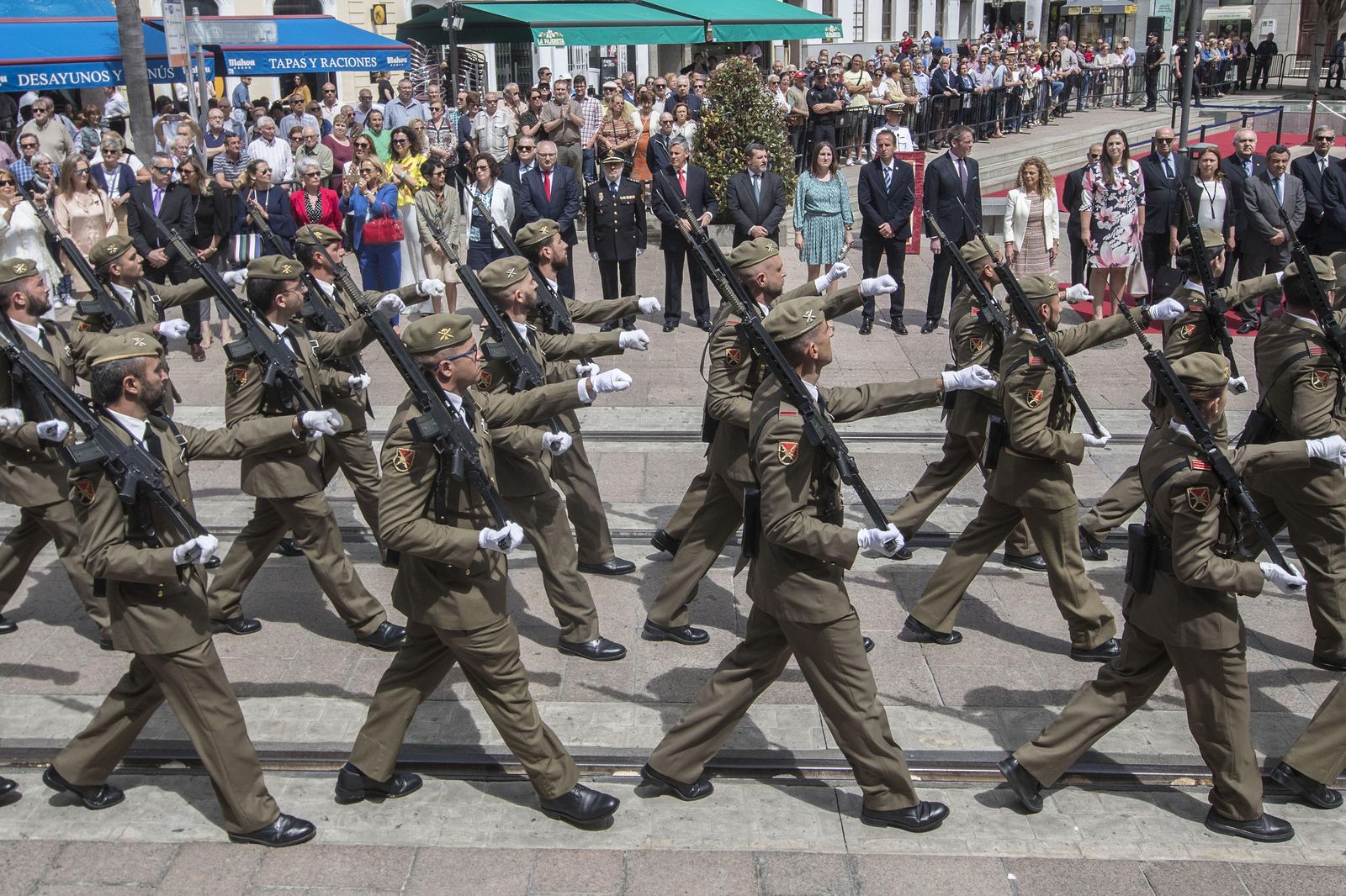 Militares del RACTA-4, ayer, durante la parada militar que se celebró en la plaza de la Iglesia.