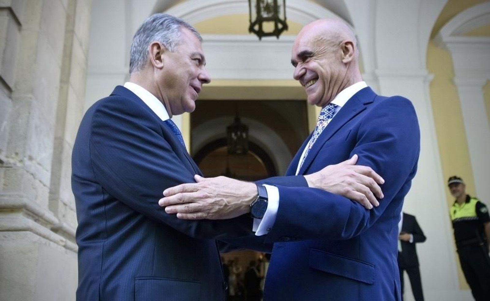 Cordial saludo entre el alcalde saliente y el nuevo regidor de Sevilla, a las puertas del Ayuntaminto.