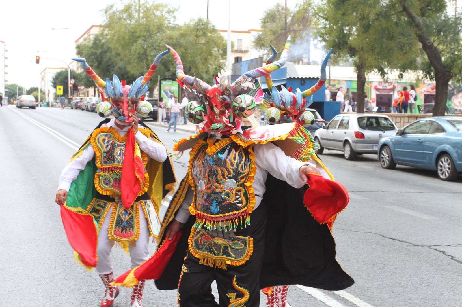 Pasacalles folclórico de Iberoamérica en Huelva.
