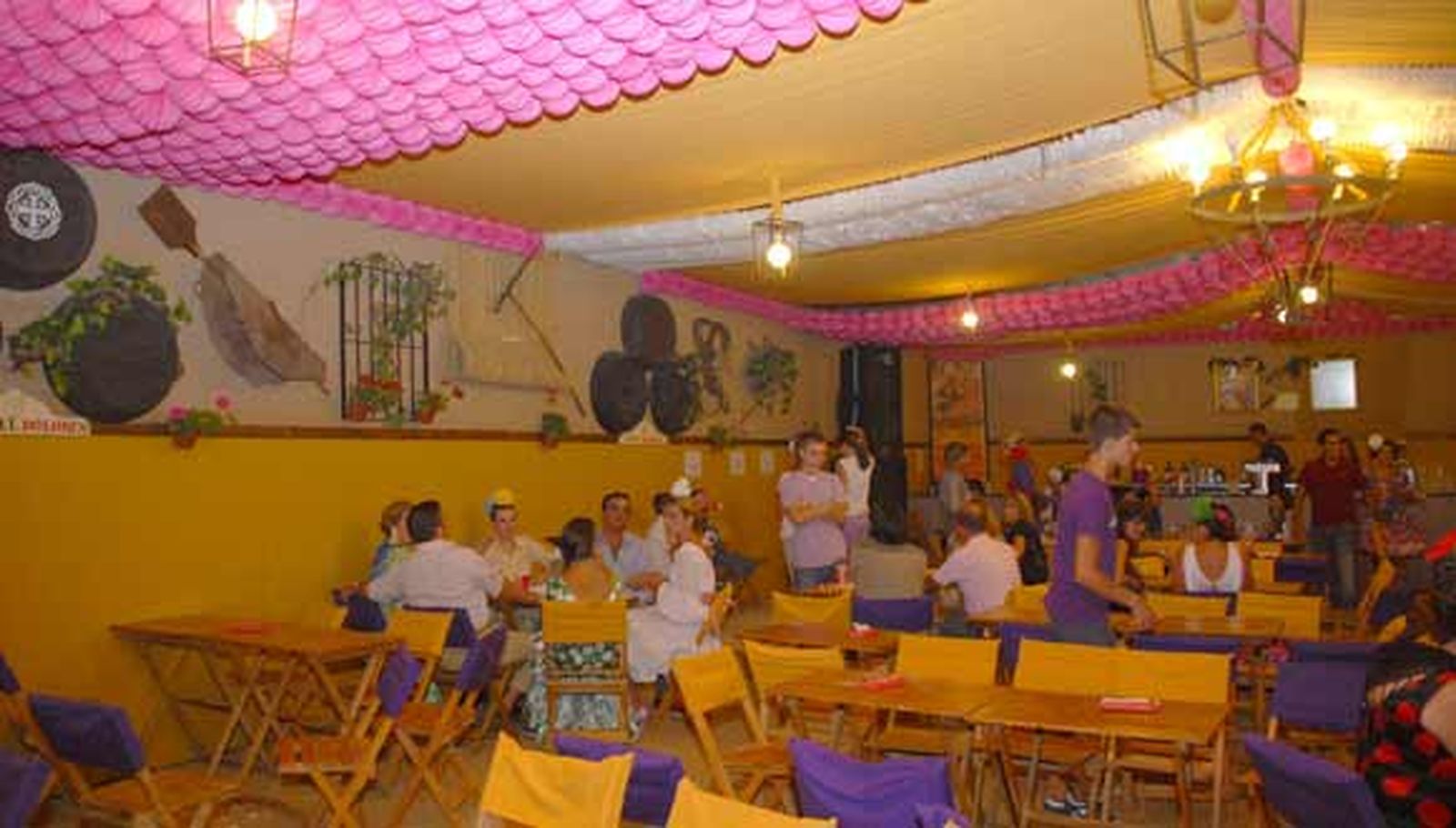 Ni el calor ni la posible resaca de la noche impidieron que las mujeres, ataviadas con sus trajes reglamentarios, llenaran el recinto ferial

Foto: Rioja-Nuria Reina