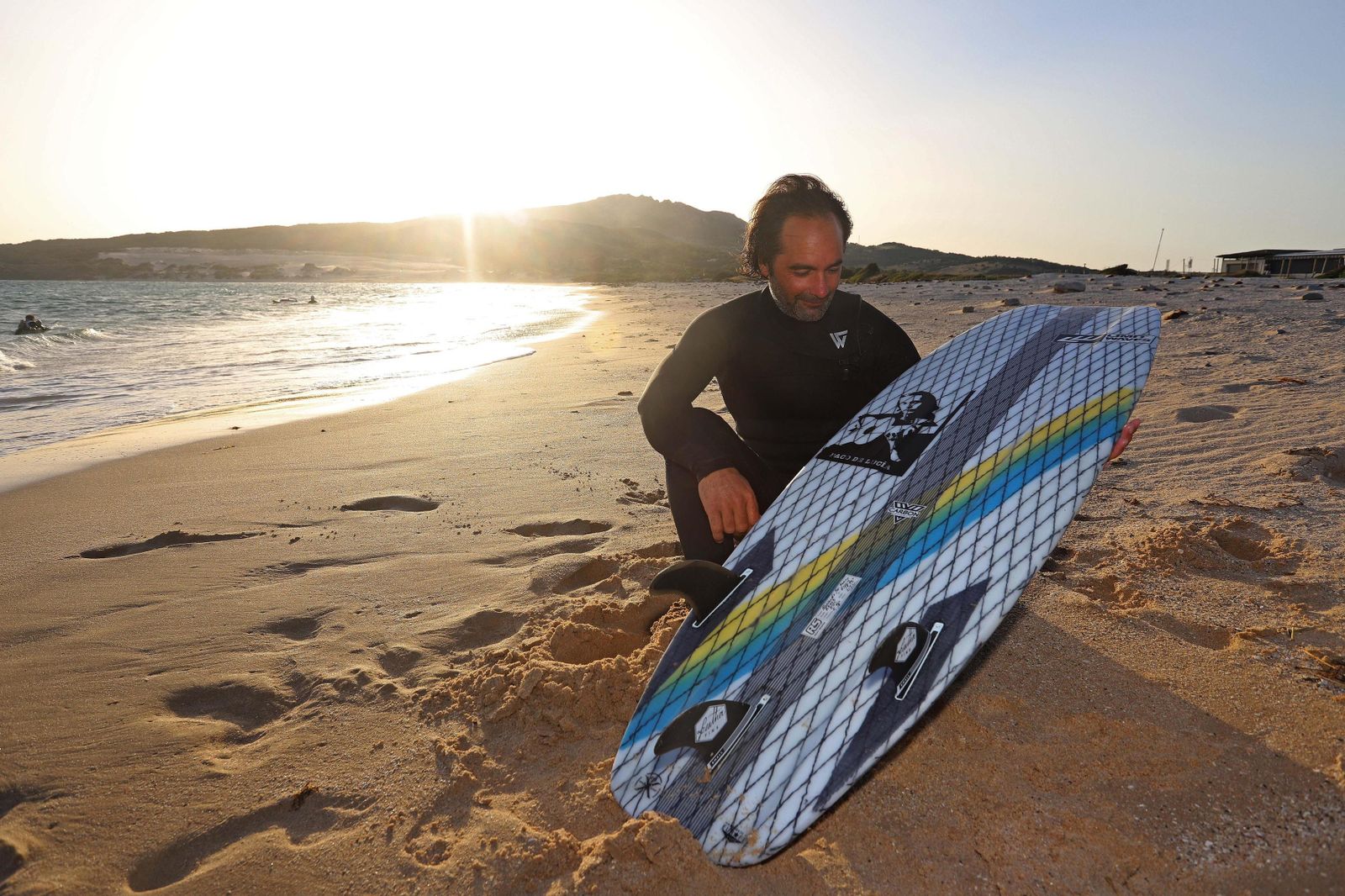 Fonsy Delgado contempla la tabla con la imagen de Paco de Lucía