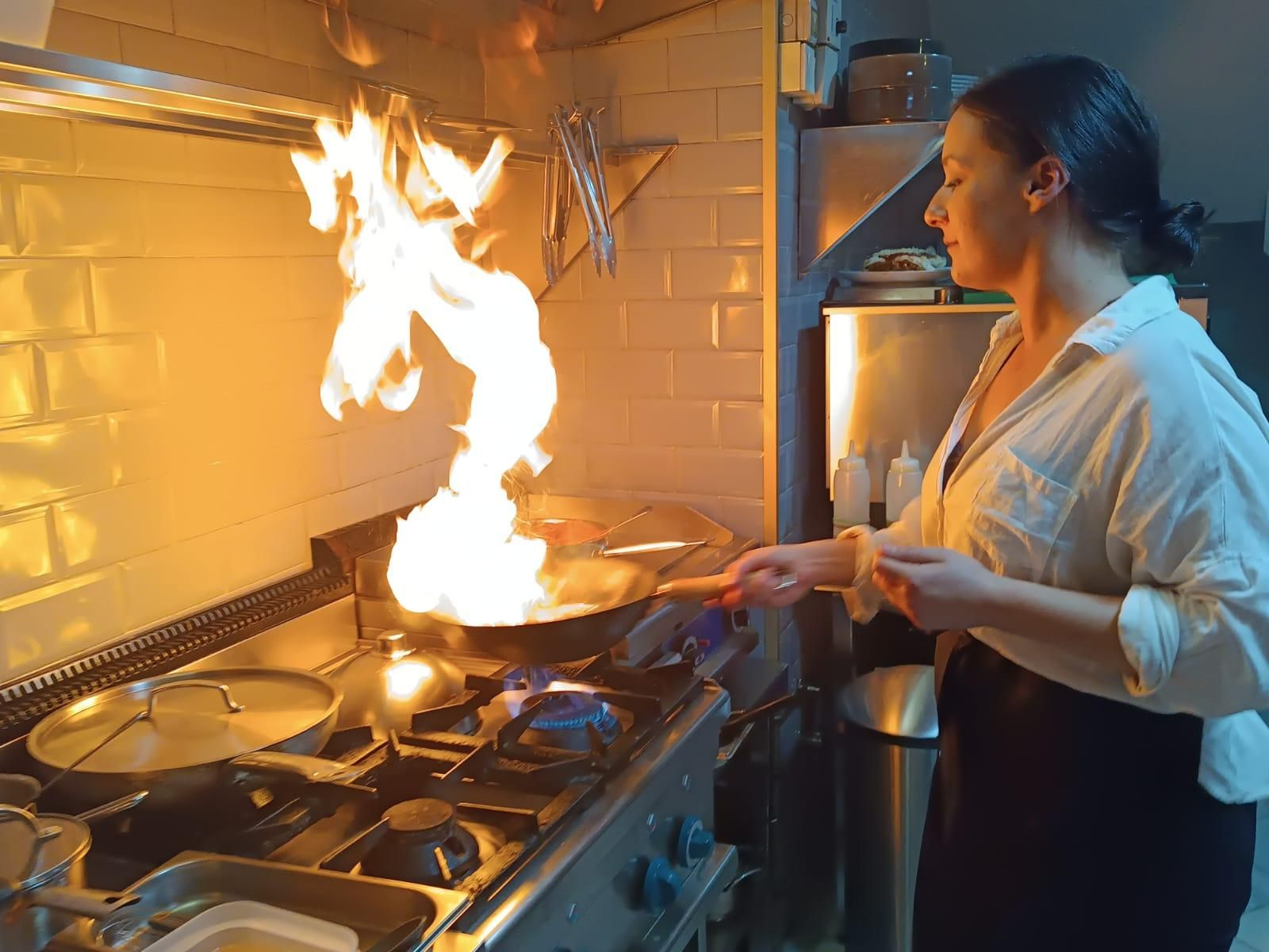 Alba en la cocina de El Taller Alba en la cocina de El Taller