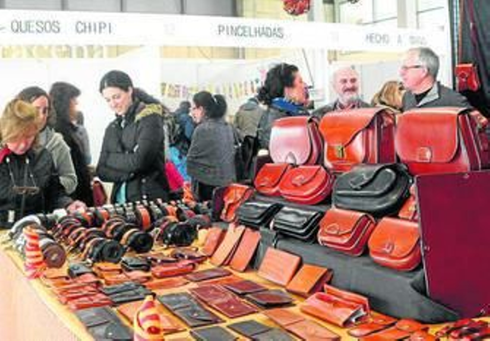 Un puesto de artículos de cuero de una edición anterior de la muestra.