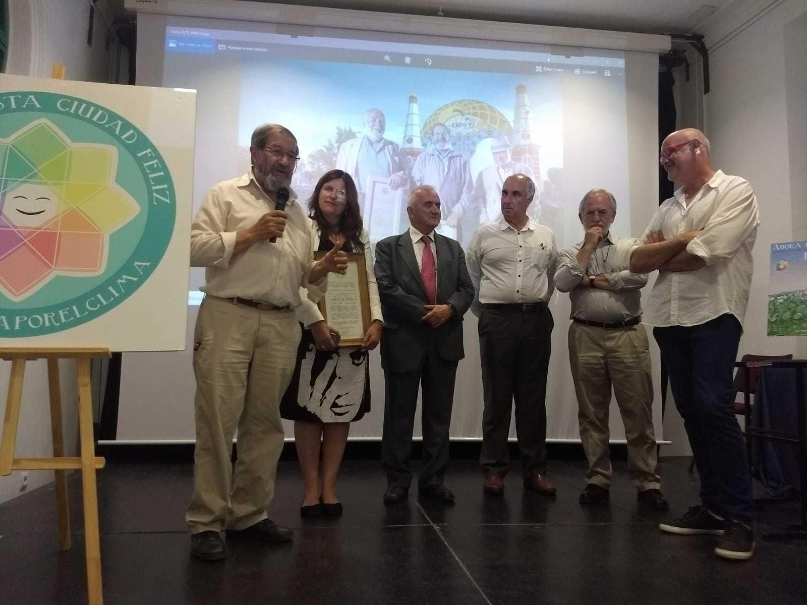 Valeriano Ruiz (con micrófono) recogió el premio de Ginés Aparicio, que no pudo asistir por razones de salud.