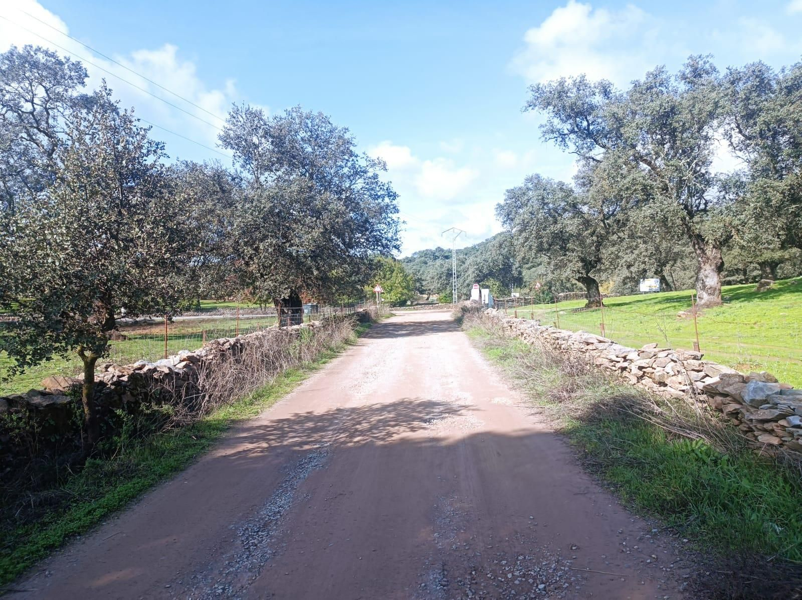 Nos acercamos a la carretera. La seguimos hacia la derecha para volver a Puerto Moral.