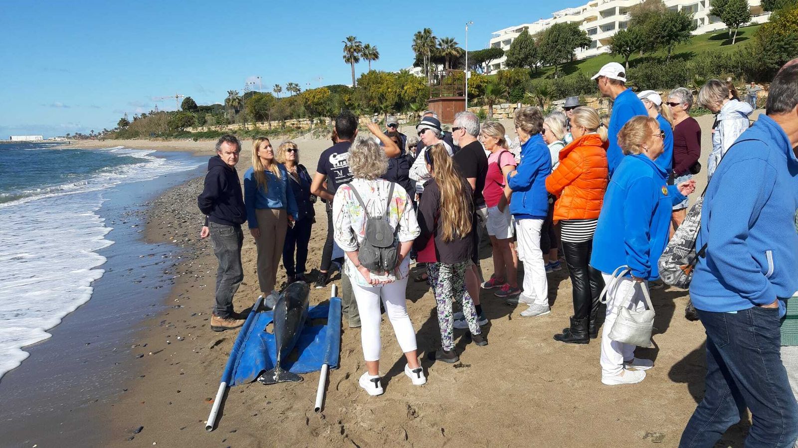 Medio centenar de personas participan en una ruta por la senda litoral de Mijas.