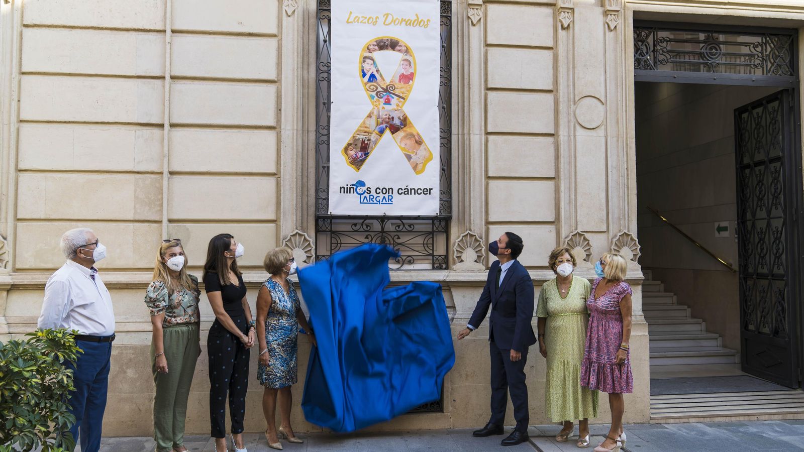 Lazo dorado en la fachada de la Diputación de Almería.