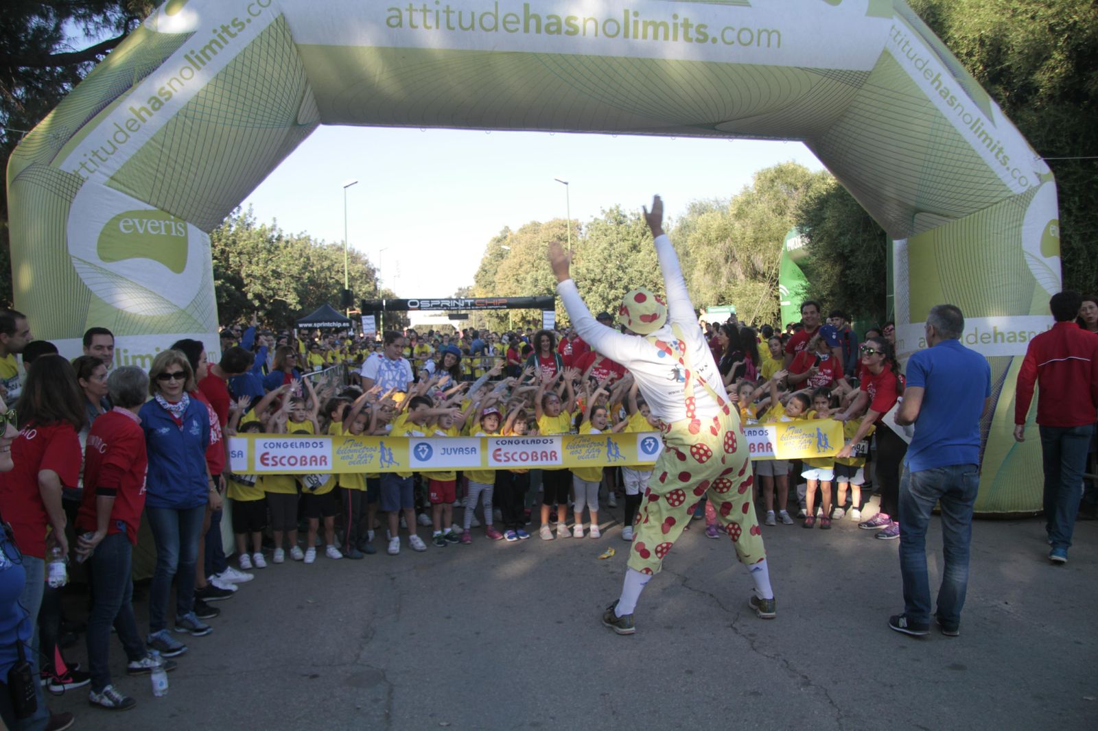Los corredores solidarios más pequeños, en la línea de salida.